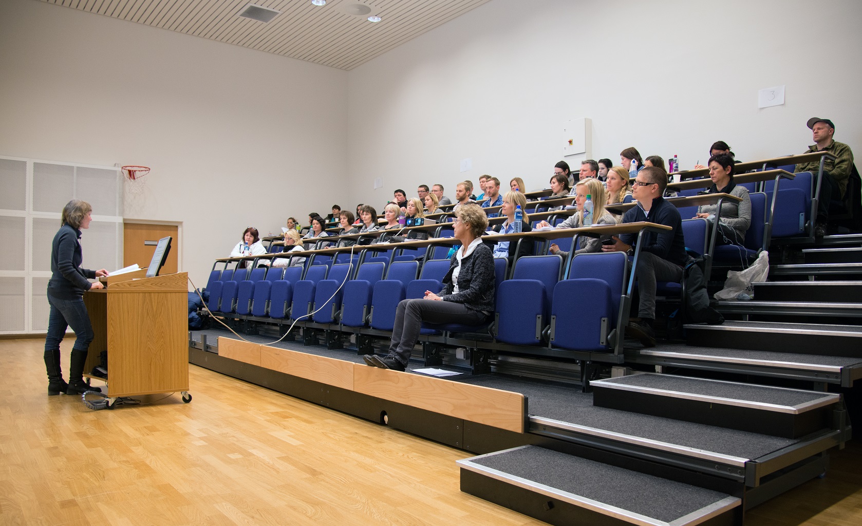 En person som holder en presentasjon for en gruppe mennesker