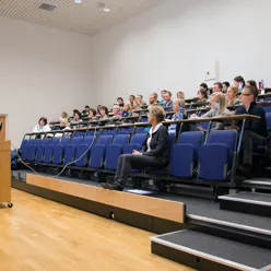 En person som holder en presentasjon for en gruppe mennesker