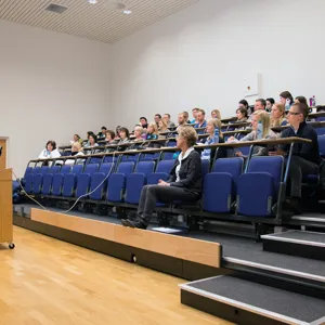 En person som holder en presentasjon for en gruppe mennesker