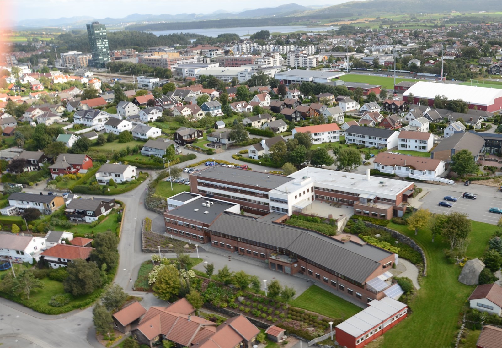 En stor gruppe bygninger