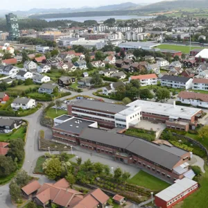 En stor gruppe bygninger