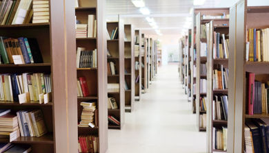 Bilde av bibliotekhyller